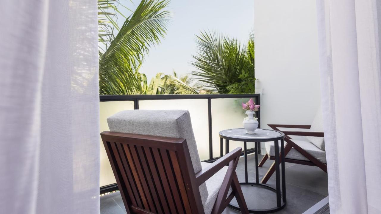 Shintana Saya La Maison Siem Reap Exterior photo A balcony at the hotel